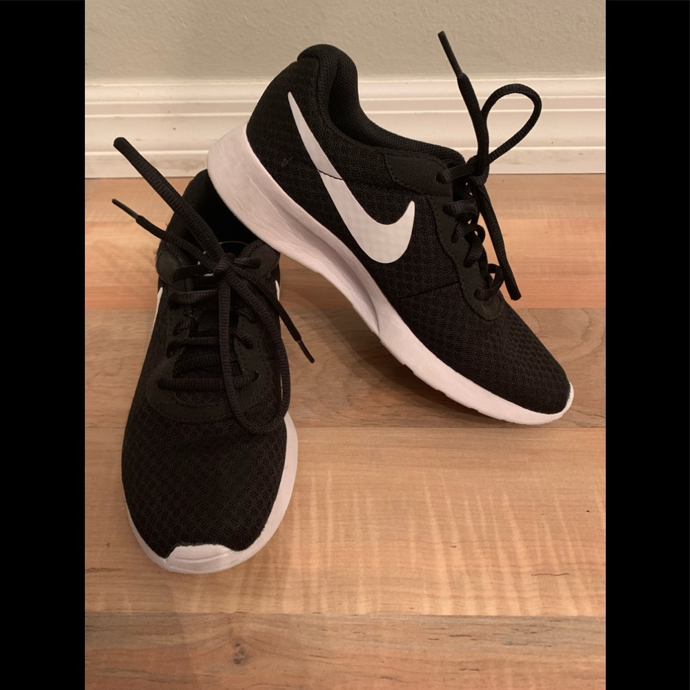 Nike Tanjun shoes. Size 5.5.